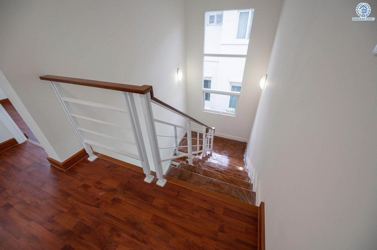 บ้านมือสองตกแต่งใหม่ จากแบรนด์ AP โครงการ เดอะเซนโทร รัตนาธิเบศร์ เนื้อที่ 50.8 ตร.ว. ฟังก์ชันจัดเต็ม 3 ห้องนอน 3 ห้องน้ำ จอดรถได้ 2 คัน บนทำเลศักยภาพ เชื่อมต่อหลายเส้นทางทั้ง ถ.ราชพฤกษ์, ถ.รัตนาธิเบศร์ และถ.กาญจนาภิเษก และเพียง 5 นาทีถึงรถไฟฟ้า "สถานีบางพลู"